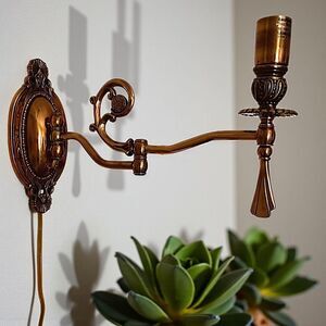 Solid Brass Ornate Wall Lamp Swing Arm Reading Nook Victorian Style Quoizel NEW.